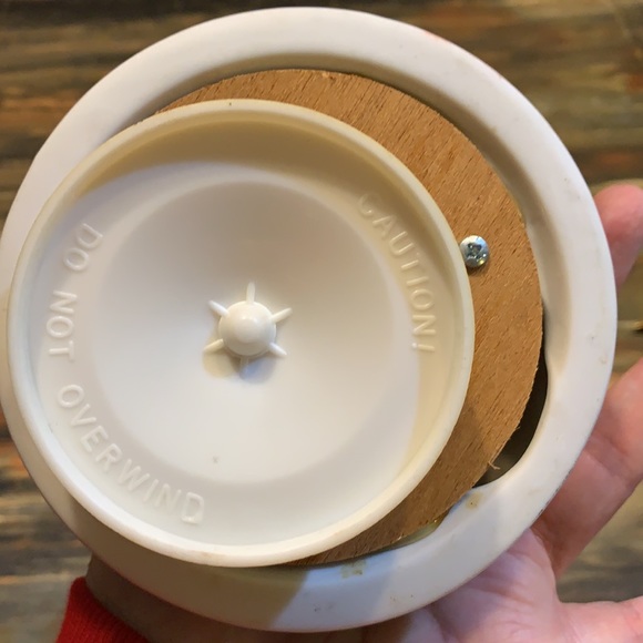 SALE!! Porcelain humming bird musicbox.  2 - Picture 7 of 7